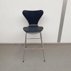 Fritz Hansen barkruk - blauwe houten zitting, Huis en Inrichting, Barkrukken, Ophalen, Gebruikt, Met voetsteun, 60 tot 90 cm