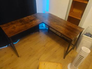 Hoekbureau met metalen onderstel 