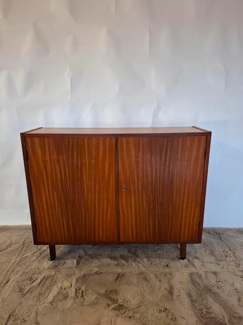 Vintage 2 deurs kastje mid century design teak kast, Verzamelen, Retro, Ophalen