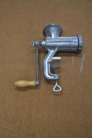 Vintage Handvleesmolen / Gehaktmolen met Tafelklem beschikbaar voor biedingen