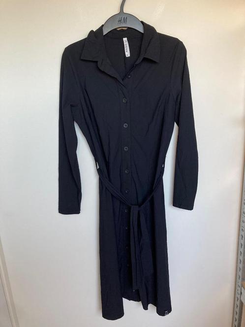 Zoso zwarte doorknoopjurk met ceintuur travel maat XS, Kleding | Dames, Jurken, Zo goed als nieuw, Maat 34 (XS) of kleiner, Zwart