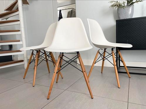 Vitra eames side stoelen wit en naturel hout dsw, Huis en Inrichting, Stoelen, Zo goed als nieuw, Vijf, Zes of meer stoelen, Hout