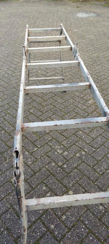 Uit vouwbare trap ijzer.kan een verfje gebruiken. beschikbaar voor biedingen