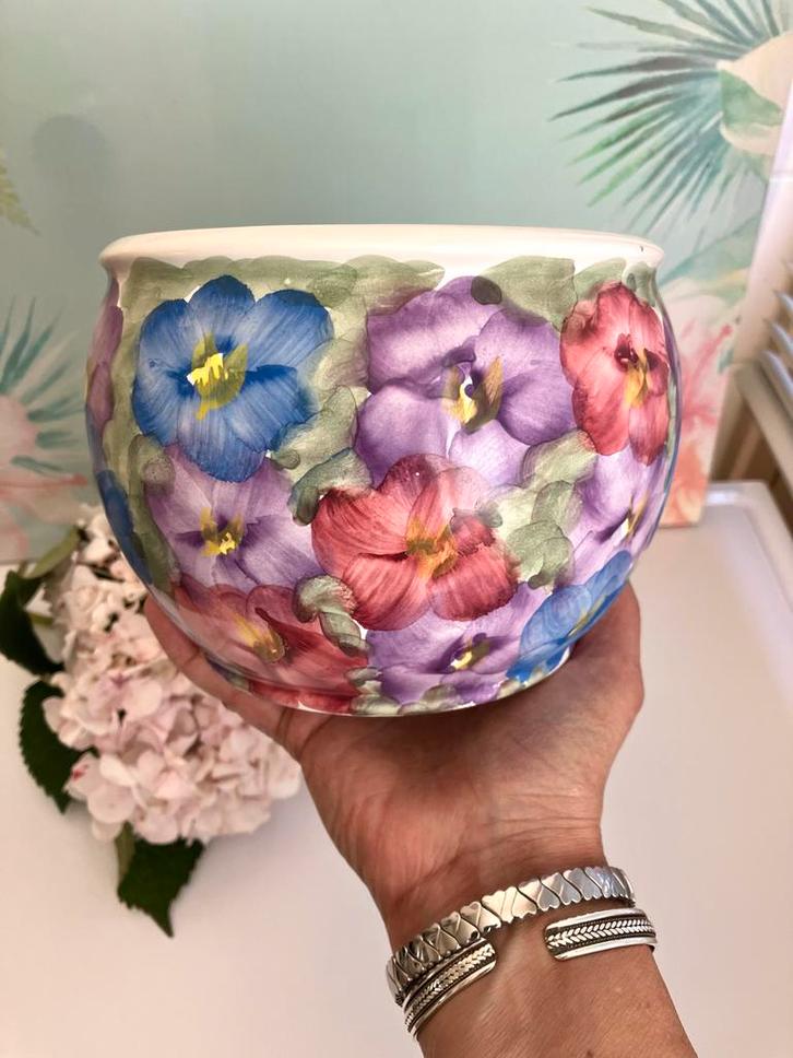 Prachtige Bloempot met bloemen motief 🪴, Tuin en Terras, Bloempotten, Gebruikt, Aardewerk, Binnen, Minder dan 40 cm, Minder dan 25 cm