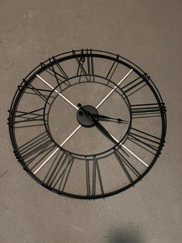 Zwarte klok doorsnede 57 cm beschikbaar voor biedingen