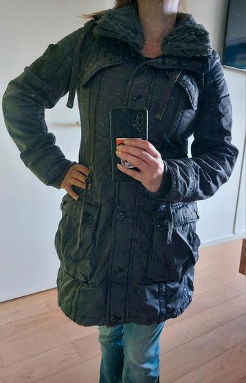 Warme winterjas / parka van Esprit beschikbaar voor biedingen