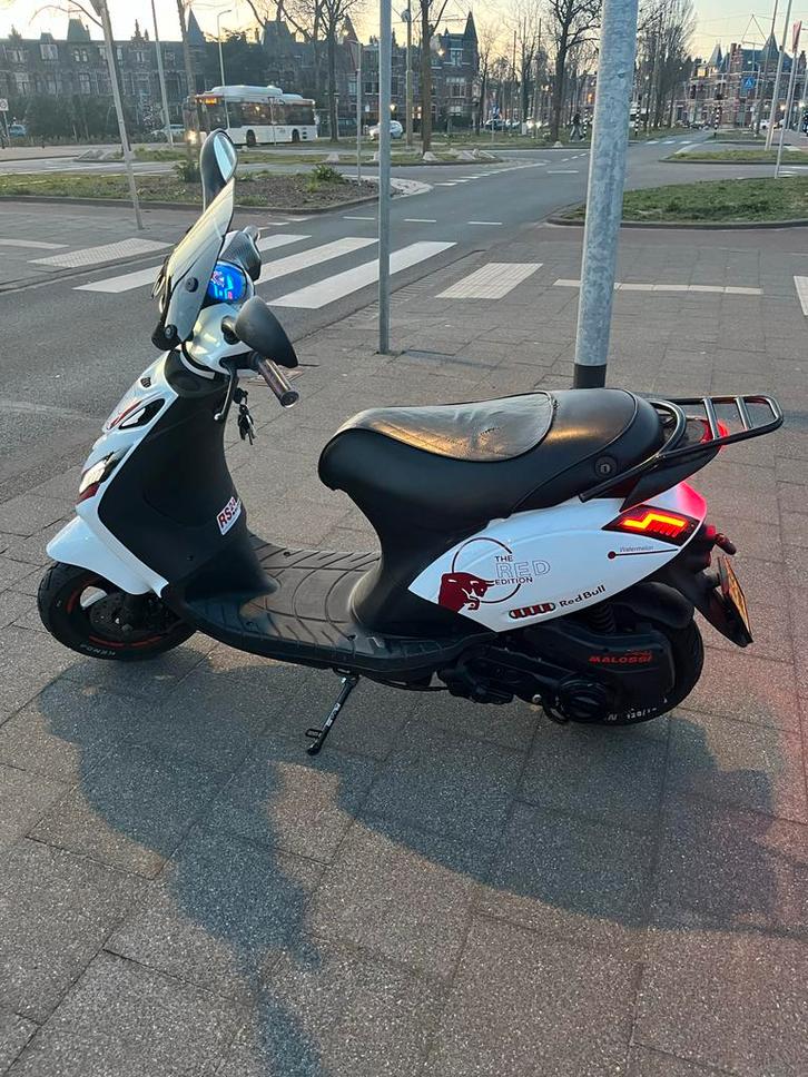 Piaggio Zip 2022 - Bomvol Opties!, Fietsen en Brommers, Scooters | Piaggio, Zo goed als nieuw, Overige modellen, Benzine, Ophalen of Verzenden
