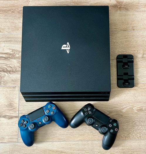 PlayStation 4 Pro 1TB + 2 Controllers + Oplaadstation, Spelcomputers en Games, Spelcomputers | Sony PlayStation 4, Gebruikt, Pro