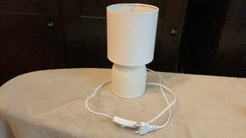 Nette witte lamp beschikbaar voor biedingen