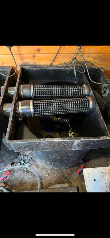 3 filterbakken van 440 liter met toebehoren.  beschikbaar voor biedingen