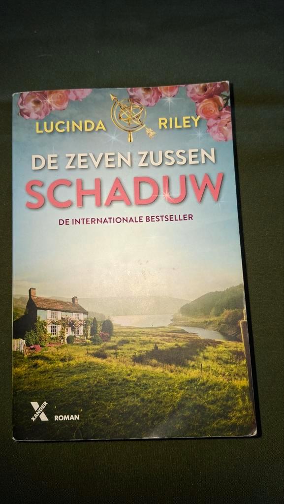 De Zeven Zussen - Schaduw (Lucinda Riley), Boeken, Romans, Gelezen, Nederland, Ophalen of Verzenden