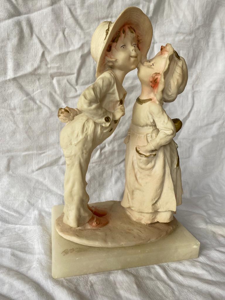 Vintage beeld Capodimonte meisje kust jongen, Antiek en Kunst, Curiosa en Brocante, Ophalen of Verzenden