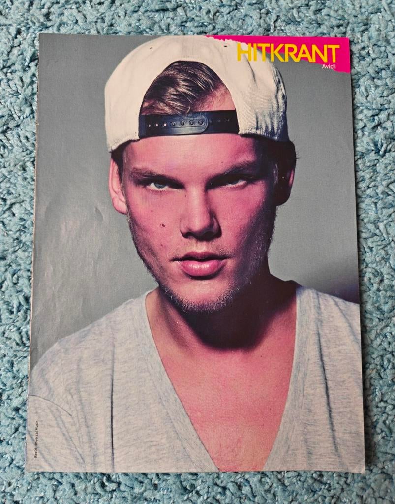 Avicii poster hitkrant, Rechthoekig Staand, A4 of kleiner, Nieuw, Ophalen of Verzenden