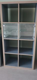 Twee grijze Kallax kasten met vitrine & deur, Ophalen, Zo goed als nieuw, 25 tot 50 cm, 50 tot 100 cm