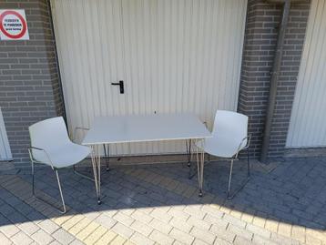 Design stoelen van Arper Catifa 46 met bijpassende tafel beschikbaar voor biedingen