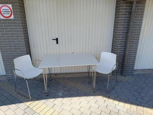 Design stoelen van Arper Catifa 46 met bijpassende tafel, Huis en Inrichting, Overige Huis en Inrichting, Gebruikt, Ophalen