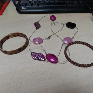kettingen en armbanden eenvouding maar leuk!  beschikbaar voor biedingen