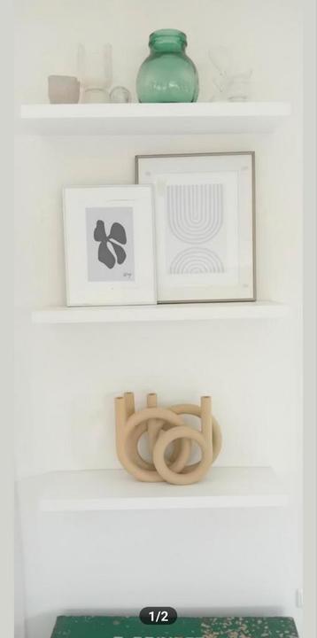 Drie wandplanken met verborgen ophangbeslag  beschikbaar voor biedingen