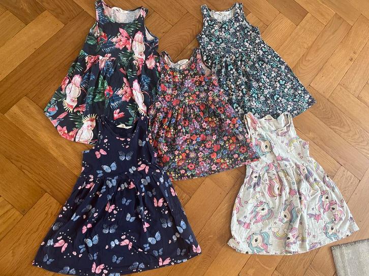 5 H&M jurken maat 98/104 - Bloemen, vlinders, unicorn, Kinderen en Baby's, Kinderkleding | Maat 92, Zo goed als nieuw, Meisje