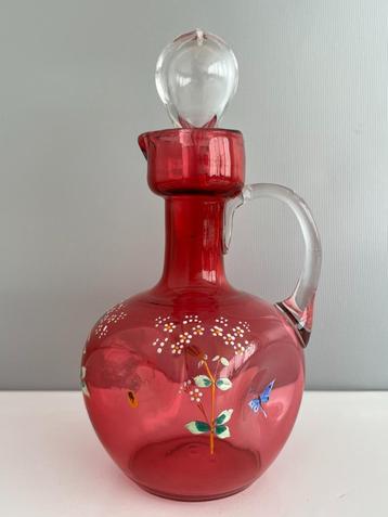 Oud handbeschilderd karafje van gekleurd glas beschikbaar voor biedingen