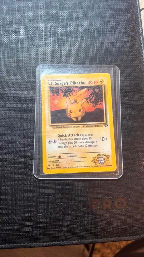 Lt. Surge’s Pikachu 1995 redelijke staat, Hobby en Vrije tijd, Verzamelkaartspellen | Pokémon, Zo goed als nieuw, Ophalen of Verzenden