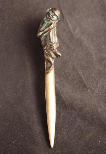 Bronzen briefopener met aap  beschikbaar voor biedingen