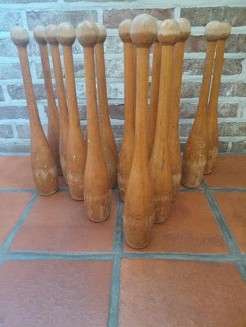 16Vintage houten jongleerstokken - kegels - gymnastiek clubs beschikbaar voor biedingen