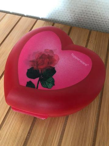 Tupperware Broodtrommeltje Hart/Roos beschikbaar voor biedingen