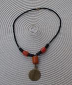 Afrikaanse zwart glazen ketting met 3 amber kralen, Ophalen
