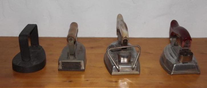 4 oude strijkbouten + strijkbout, Antiek en Kunst, Curiosa en Brocante, Ophalen