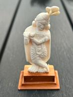 Krishna beeldje van bot/ been op houten basis, Antiek en Kunst, Kunst | Niet-Westerse kunst, Ophalen of Verzenden