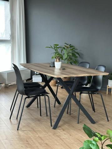 Eettafel eiken met stalen poten + stoelen kussens zwart beschikbaar voor biedingen