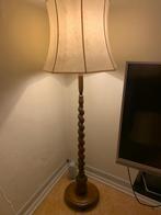 Houten vloerlamp met gedraaide voet, Huis en Inrichting, Lampen | Vloerlampen, Ophalen, Gebruikt, Hout, 150 tot 200 cm