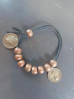 Leuk elastiek armbandje met koperkleurige kralen en 2 munten, Bruin, Nieuw, Ophalen of Verzenden, Elastiek