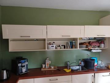 Deze week. 3 hang keukenkasten te koop. Met glazen schap.