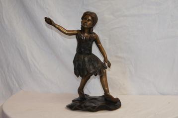 Meisje staand op een blad  (  Brons beschikbaar voor biedingen