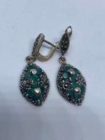 Handgemaakte zilveren oorbellen met smaragd, Zilverenedelstenen, Verzenden, Nieuw, 5646JA