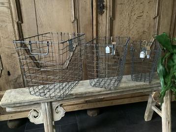 NIEUW set metalen manden beschikbaar voor biedingen