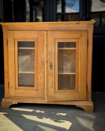 Oud brocante grenen servies kast beschikbaar voor biedingen