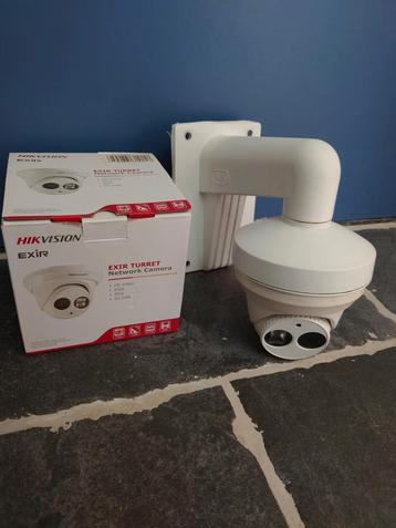 Hikvision DS-2CD2342WD-I met zware kwaliteit muurbeugel beschikbaar voor biedingen