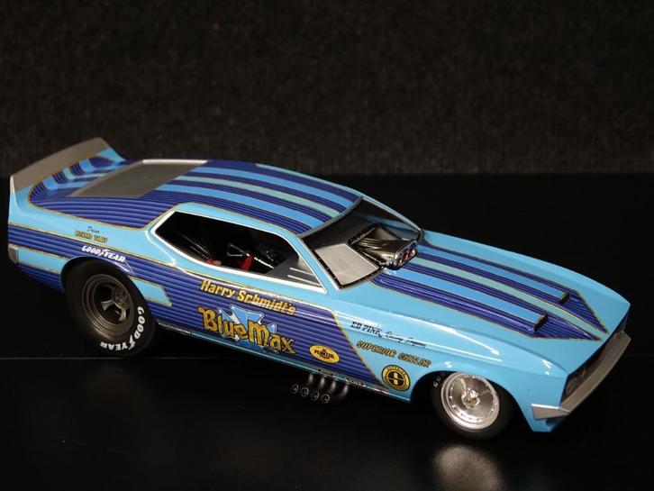 AutoWorld 1:18 1973 Blue Max Ford Mustang funny car, Hobby en Vrije tijd, Modelauto's | 1:18, Nieuw, Auto, Overige merken, Ophalen of Verzenden