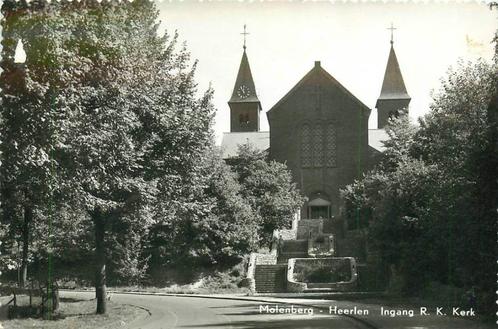 (388-447-027) Heerlen Molenberg Ingang RK Kerk, Verzamelen, Ansichtkaarten | Nederland, Limburg, Verzenden