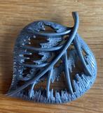 Broche van een blad (5 cm), Ophalen of Verzenden, Zo goed als nieuw, 4 tot 7 cm, Overige materialen
