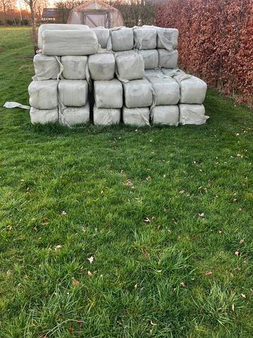 Kleine hooi/kuilbalen beschikbaar voor biedingen