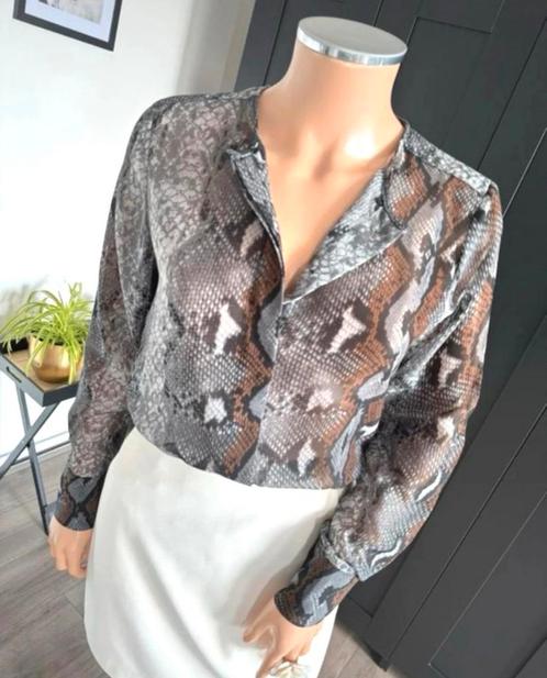 NÜ DENMARK blouse maat S - grijs - bruin - slangenprint, Kleding | Dames, Tops, Zo goed als nieuw, Maat 36 (S), Grijs, Lange mouw