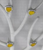 ZILVERKLEURIGE OORKNOPJES VOORZIEN VAN EEN GELE HART, Sieraden, Tassen en Uiterlijk, Oorbellen, Ophalen of Verzenden, Nieuw, Geel