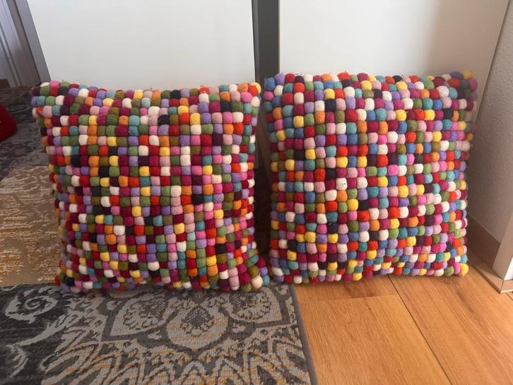 Viltbolletjes Kussens & Placemats, Huis en Inrichting, Woonaccessoires | Kussens, Gebruikt, Rood, Vierkant, Ophalen