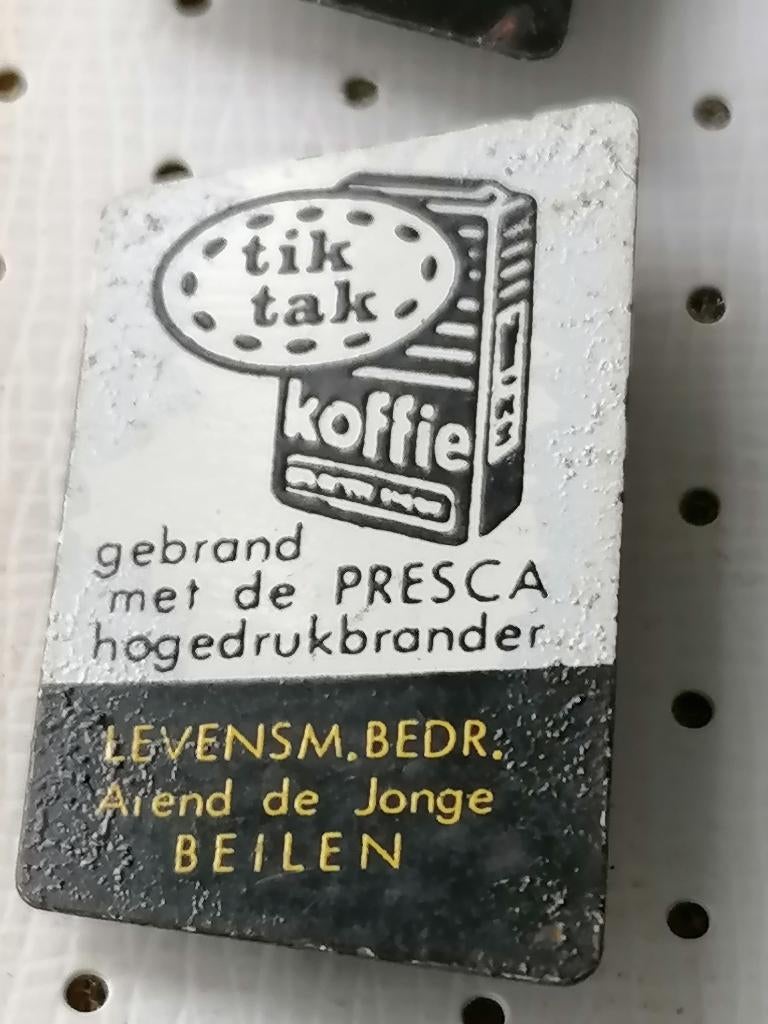 SPELD TIK TAK  AREND DEJONGE  BEILEN, Ophalen of Verzenden, Gebruikt, Merk, Speldje of Pin