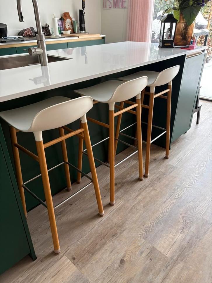 3x Normann Copenhagen Form barkruk, Huis en Inrichting, Barkrukken, Zo goed als nieuw, 60 tot 90 cm, Hout, Kunststof, 3 krukken