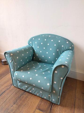 Leuke kinderstoel met stippen NOG TOT VRIJDAG OP MARKTPLAATS beschikbaar voor biedingen